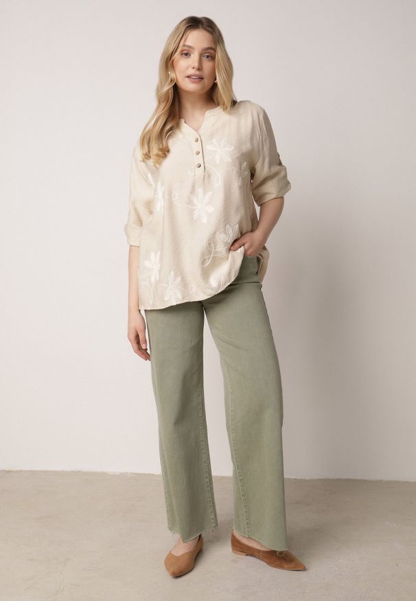 Born2be - Beżowa Koszula z Wiskozy z Haftowanymi Kwiatami Sylimeine. Okazja: do pracy, na co dzień, na spotkanie biznesowe. Kolor: beżowy. Materiał: wiskoza. Wzór: haft, kwiaty. Styl: elegancki, biznesowy, klasyczny, casual