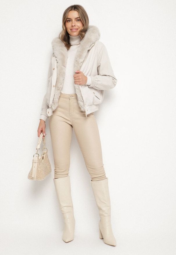 Born2be - Jasnobeżowa Kurtka Bomberka z Futrzanym Obszyciem i Kapturem Rannasa. Okazja: na co dzień. Kolor: beżowy. Materiał: futro. Styl: casual
