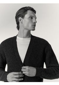 Reserved - Kardigan z wełną - ciemnoszary. Kolor: szary. Materiał: wełna #1