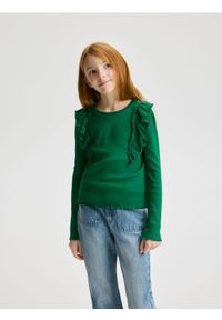 Reserved - Prążkowana bluzka z falbanką - zielony. Kolor: zielony. Materiał: prążkowany