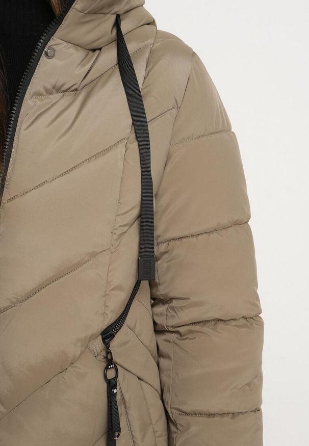 Born2be - Beżowa Długa Kurtka Pikowana z Kapturem i Ozdobnymi Suwakami Hediella. Okazja: na co dzień. Typ kołnierza: kaptur. Kolor: beżowy. Materiał: dzianina, jeans. Długość: długie. Styl: klasyczny, casual, elegancki