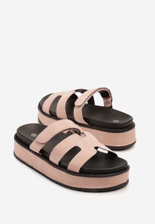Renee - Różowe Klapki na Niskiej Platformie z Ozdobnymi Wycięciami w Cholewce Filunea. Okazja: na co dzień. Kolor: różowy. Materiał: jeans. Obcas: na platformie. Styl: elegancki, casual
