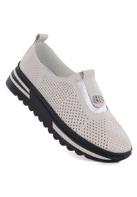 Skórzane półbuty damskie ażurowe na platformie beżowe S.Barski 7092. Okazja: na co dzień. Kolor: beżowy. Materiał: skóra. Szerokość cholewki: normalna. Wzór: ażurowy. Obcas: na platformie. Styl: casual, sportowy #1