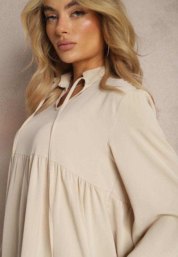 Renee - Beżowa Sukienka o Rozkloszowanym Fasonie z Falbanką i Okrągłym Dekoltem Vasaia. Okazja: na co dzień. Kolor: beżowy. Materiał: skóra. Długość rękawa: długi rękaw. Wzór: aplikacja. Typ sukienki: proste, rozkloszowane. Styl: casual, elegancki, wizytowy