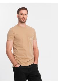 Ombre Clothing - Męski bawełniany t-shirt z nadrukiem na kieszonce Ombre Streetstyle – piaskowy V6 - Rozmiar: S. Okazja: na co dzień. Materiał: bawełna. Wzór: nadruk. Styl: klasyczny, casual, elegancki