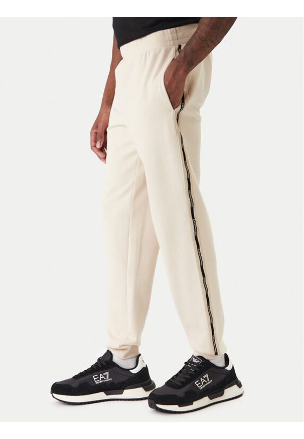 EA7 Emporio Armani Spodnie dresowe 7M001482 AF12660 U1088 Beżowy Regular Fit. Kolor: beżowy. Materiał: syntetyk, bawełna