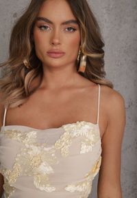 Renee - Beżowa Wieczorowa Sukienka z Siateczki z Gorsetowym Wiązaniem na Plecach Cezenna. Okazja: na co dzień. Typ kołnierza: dekolt gorset. Kolor: beżowy. Wzór: aplikacja, kwiaty. Typ sukienki: gorsetowe. Styl: wizytowy #8