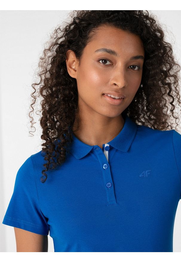 4f - Koszulka polo slim damska - niebieska. Okazja: na co dzień. Typ kołnierza: polo. Kolor: niebieski. Materiał: jersey, materiał, bawełna, elastan, dzianina. Wzór: ze splotem, gładki, jednolity. Styl: sportowy, klasyczny, casual