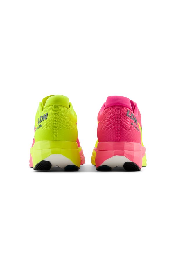 Buty męskie New Balance FuelCell SC Elite V5 TCS London Marathon MRCEL55L – różowe. Kolor: różowy. Materiał: materiał, syntetyk. Szerokość cholewki: normalna. Sport: fitness, bieganie