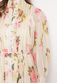 Born2be - Jasnobeżowa Kwiatowa Sukienka Midi z Guzikami i Plisowaniem Imma. Kolor: beżowy. Materiał: materiał, tkanina. Długość rękawa: na ramiączkach. Wzór: kwiaty. Sezon: wiosna, lato. Długość: midi #2
