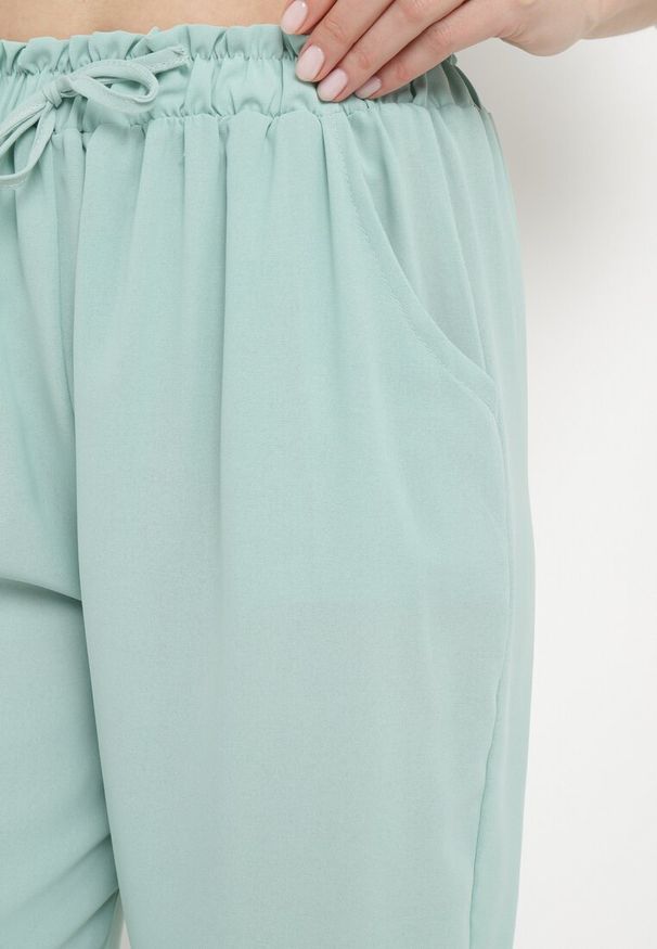 Born2be - Jasnozielone Spodnie o Luźnym Kroju z Gumką w Pasie Brisaela. Okazja: do pracy, na co dzień, na spotkanie biznesowe. Kolor: zielony. Styl: casual, biznesowy