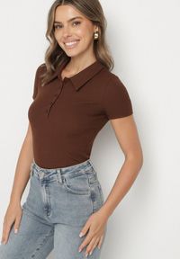 Born2be - Brązowy Bawełniany T-shirt Prążkowany Typu Polo z Guzikami Avelavia. Okazja: na co dzień. Typ kołnierza: polo. Kolor: brązowy. Materiał: prążkowany, bawełna. Styl: klasyczny, casual #7