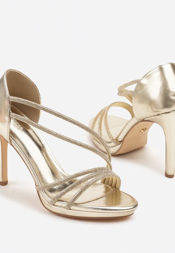 Renee - Złote Sandały Vices na Szpilce Ozdobione Cyrkoniami Noritia. Kolor: złoty. Wzór: aplikacja. Obcas: na szpilce. Styl: elegancki