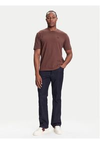 Wrangler T-Shirt Sign Off 112371484 Brązowy Regular Fit. Kolor: brązowy. Materiał: bawełna #4