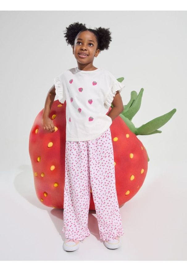 Sinsay - Spodnie tkaninowe w truskawki z falbanką - wielobarwny. Materiał: tkanina