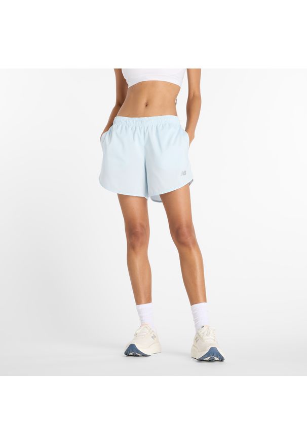 Spodenki damskie New Balance WS41228FRL – niebieskie. Kolor: niebieski. Materiał: poliester, materiał. Sport: fitness
