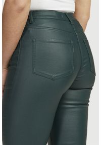 Cellbes - Elastyczne spodnie z woskowaną powierzchnią. Okazja: na co dzień. Kolor: zielony. Materiał: tkanina, guma. Styl: elegancki, casual