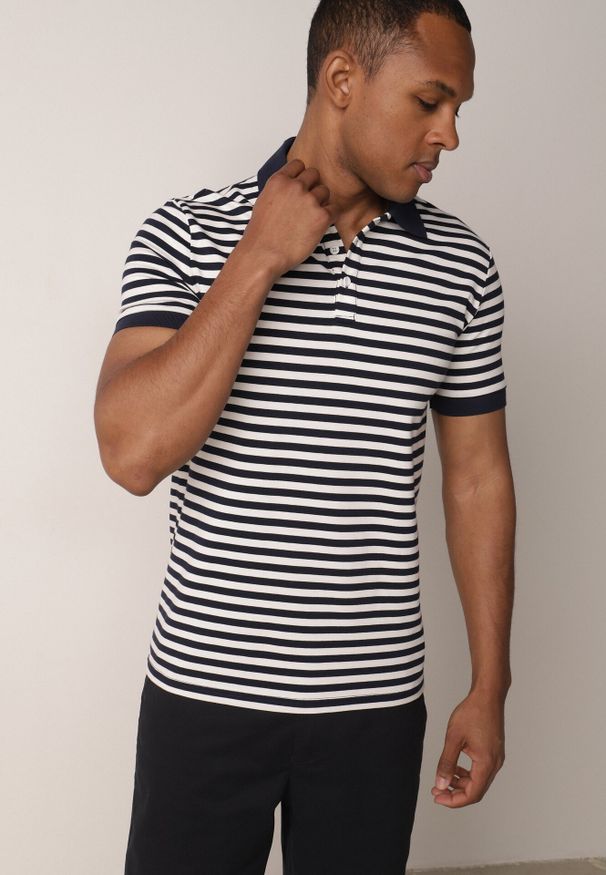 Born2be - Granatowa Bawełniana Koszulka Polo w Paski w Stylu Casual Elunilla. Okazja: na co dzień. Typ kołnierza: polo. Kolor: niebieski. Materiał: bawełna. Wzór: paski. Styl: casual