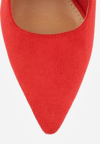 Renee - Czerwone Szpilki Vices z Ozdobnymi Paskami Tamorniel. Okazja: do pracy. Zapięcie: pasek. Kolor: czerwony. Obcas: na szpilce. Styl: elegancki, wizytowy #6