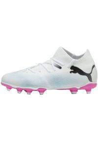 Buty piłkarskie Puma Future 7 Match FG/AG Jr 107729 01 białe. Kolor: biały. Materiał: dzianina, syntetyk. Szerokość cholewki: normalna. Sport: piłka nożna