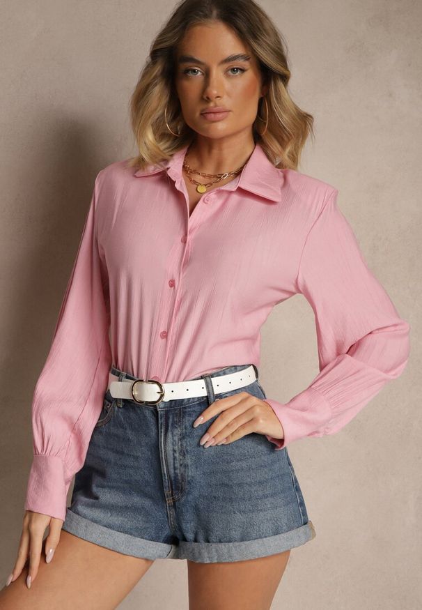 Renee - Różowa Koszula z Usztywnioną Linią Ramion i Wiązaniem Meroniela. Okazja: na co dzień, na spotkanie biznesowe. Kolor: różowy. Materiał: jeans. Styl: biznesowy, elegancki, casual
