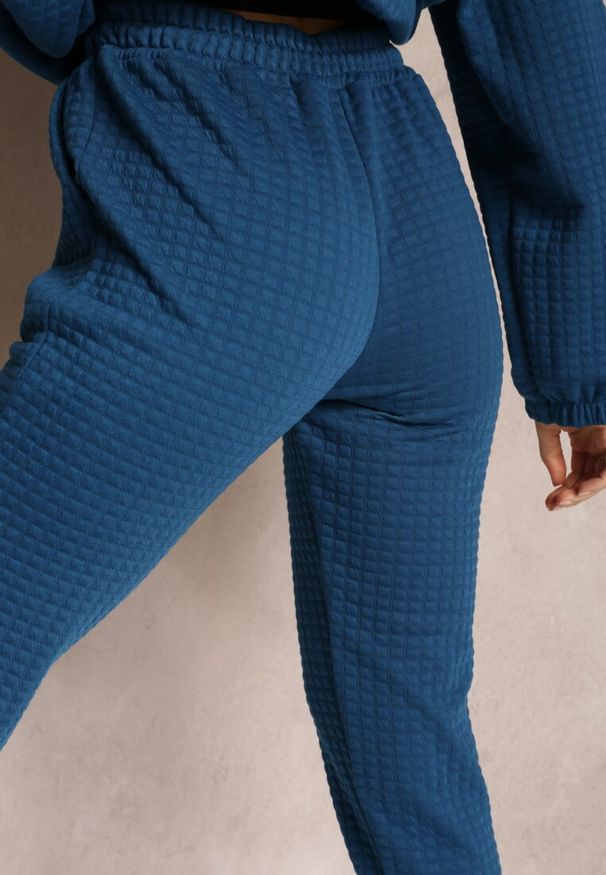 Renee - Ciemnoniebieskie Spodnie Dresowe z Tłoczeniem Alase. Okazja: na spotkanie biznesowe, na co dzień, na spacer. Kolor: niebieski. Materiał: dresówka. Styl: klasyczny, casual, biznesowy