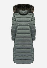 Born2be - Zielona Pikowana Kurtka Zimowa o Długim Kroju z Odpinanym Kapturem z Futrem Mintoria. Okazja: na co dzień. Kolor: zielony. Materiał: futro. Długość: długie. Sezon: zima. Styl: casual, elegancki #4