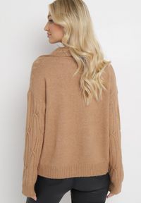 Born2be - Brązowy Klasyczny Sweter w Ozdobny Splot Mulls. Kolor: brązowy. Materiał: tkanina, dzianina. Wzór: ze splotem. Styl: klasyczny #4