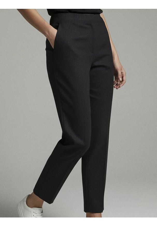 Sinsay - Eleganckie spodnie - czarny. Kolor: czarny. Wzór: nadruk, paski. Styl: elegancki