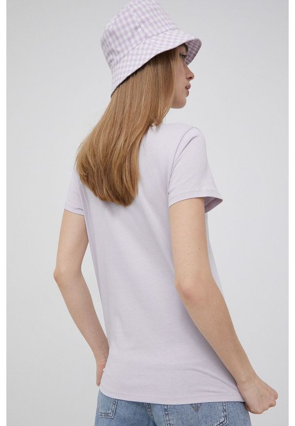 Levi's® - Levi's t-shirt bawełniany kolor fioletowy. Okazja: na spotkanie biznesowe. Kolor: fioletowy. Materiał: bawełna. Wzór: nadruk. Styl: biznesowy