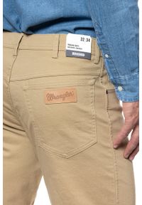 Wrangler - WRANGLER TEXAS MĘSKIE SPODNIE MATERIAŁOWE SAND W121TA58N. Materiał: materiał #3