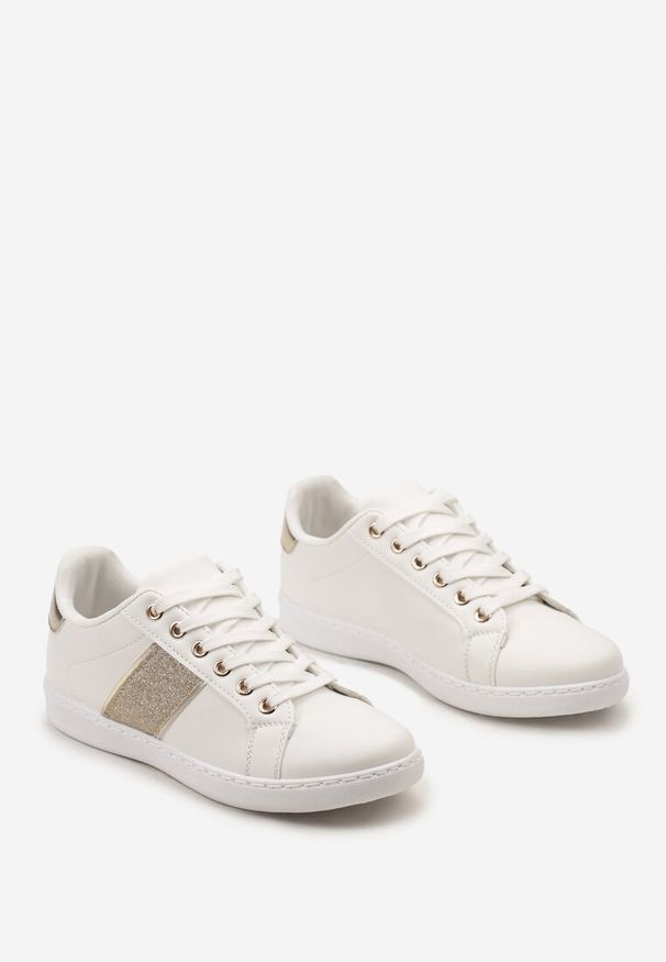 Born2be - Biało-Złote Sneakersy z Brokatowym Paskiem na Bogu Calapsa. Nosek buta: okrągły. Zapięcie: pasek. Kolor: biały. Materiał: materiał. Obcas: na obcasie. Wysokość obcasa: niski
