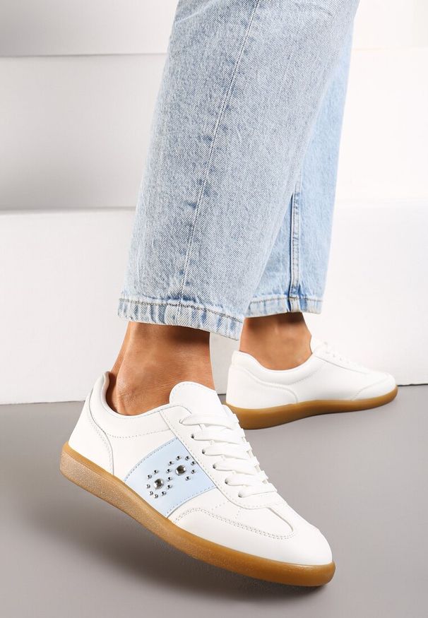 Renee - Biało-Niebieskie Sneakersy na Płaskiej Podeszwie z Wiązaniem i Ozdobną Wstawką Drukesti. Nosek buta: okrągły. Zapięcie: sznurówki. Kolor: biały. Materiał: materiał. Obcas: na płaskiej podeszwie. Wysokość obcasa: niski
