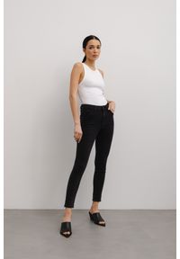marsala-butik.pl - Spodnie jeansowe typu slim w kolorze BLACK DENIM - BRAYTONE-XS. Stan: podwyższony. Materiał: jeans, denim. Wzór: gładki #1