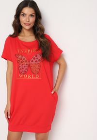 Born2be - Czerwona Sukienka w Stylu T-Shirt z Nadrukiem Ozdobionym Cyrkoniami Kelifea. Okazja: na co dzień. Kolor: czerwony. Długość rękawa: krótki rękaw. Wzór: aplikacja, nadruk. Typ sukienki: proste. Styl: casual, elegancki #3