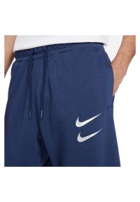 Spodnie męskie dresowe Nike Sportswear Swoosh DC2584. Materiał: dresówka. Wzór: aplikacja. Sport: koszykówka #2