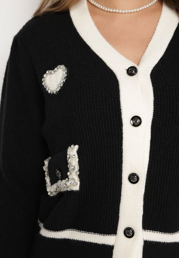 Born2be - Czarny Sweter Kardigan z Wiskozy z Naszywką Serca i Perłowymi Kieszeniami Aradhya. Kolor: czarny. Materiał: wiskoza. Wzór: aplikacja