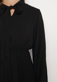 Born2be - Czarna Plisowana Sukienka z Ozdobnym Wiązaniem i Gumką w Talii Melondria. Okazja: na spotkanie biznesowe, na imprezę. Kolor: czarny. Długość rękawa: długi rękaw. Sezon: lato. Styl: biznesowy #6