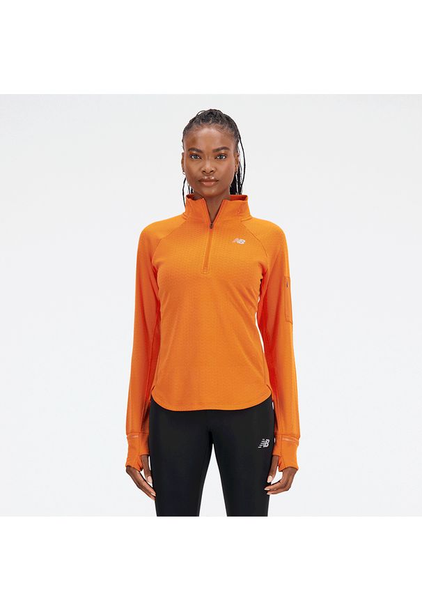 Bluza damska New Balance WT23252CEN – pomarańczowa. Kolor: pomarańczowy. Materiał: dresówka, polar, poliester, materiał, skóra, tkanina. Długość: długie. Sezon: zima. Styl: sportowy. Sport: fitness