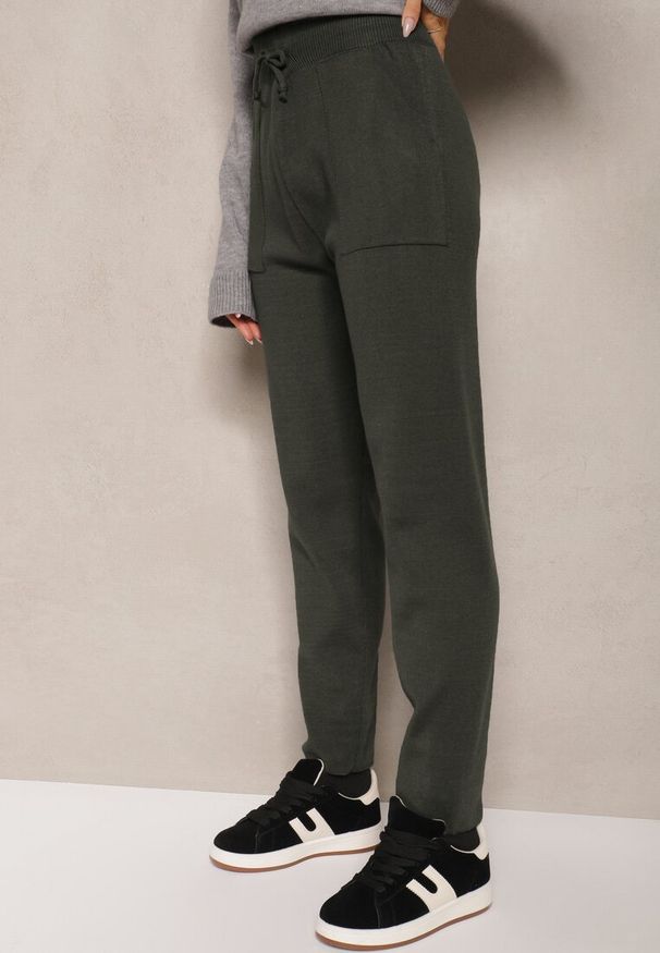 Renee - Ciemnozielone Spodnie z Bawełną High Waist Ozdobione Sznurkiem Venaline. Okazja: na co dzień. Stan: podwyższony. Kolor: zielony. Materiał: bawełna. Wzór: aplikacja. Styl: casual, klasyczny