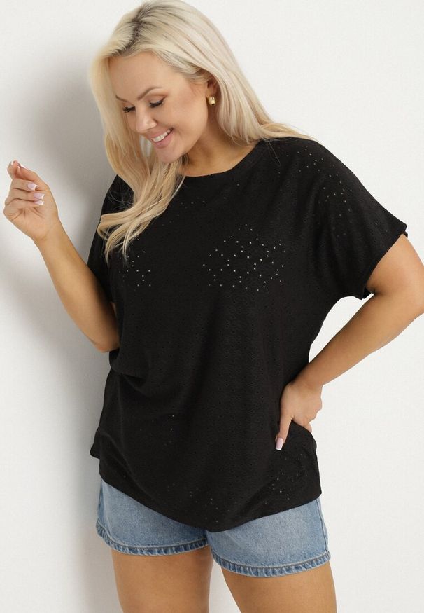 Born2be - Czarny T-shirt z Bawełną i Ażurowym Wzorem Puzira. Okazja: na co dzień. Kolor: czarny. Materiał: bawełna. Wzór: ażurowy. Styl: klasyczny, elegancki, casual