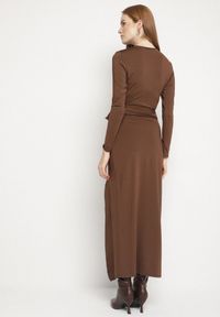 Born2be - Brązowa Sukienka Kopertowa z Wiskozą Zdobiona Rozcięciem i Wiązanym Paskiem Teslea. Okazja: na co dzień. Kolor: brązowy. Materiał: wiskoza. Wzór: aplikacja. Typ sukienki: kopertowe. Styl: klasyczny, casual, elegancki #4