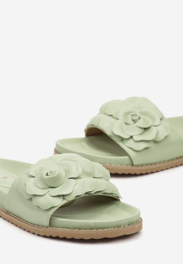 Born2be - Zielone Klapki Eunile. Okazja: na co dzień. Kolor: zielony. Materiał: skóra ekologiczna, len. Wzór: aplikacja, kwiaty. Sezon: lato. Obcas: na płaskiej podeszwie. Styl: elegancki, casual