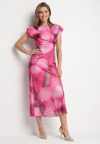 Born2be - Różowa Rozkloszowana Sukienka w Abstrakcyjny Print z Ozdobnym Marszczeniem Tillanara. Okazja: na imprezę. Kolor: różowy. Wzór: nadruk. Styl: elegancki, wizytowy #1