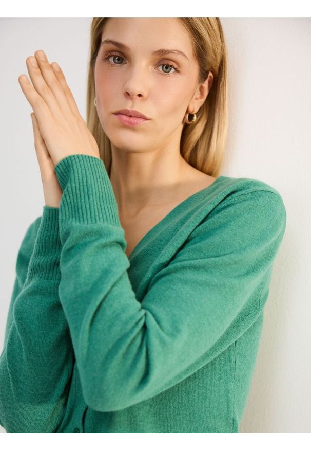 Reserved - Wełniany kardigan - zielony. Kolor: zielony. Materiał: wełna