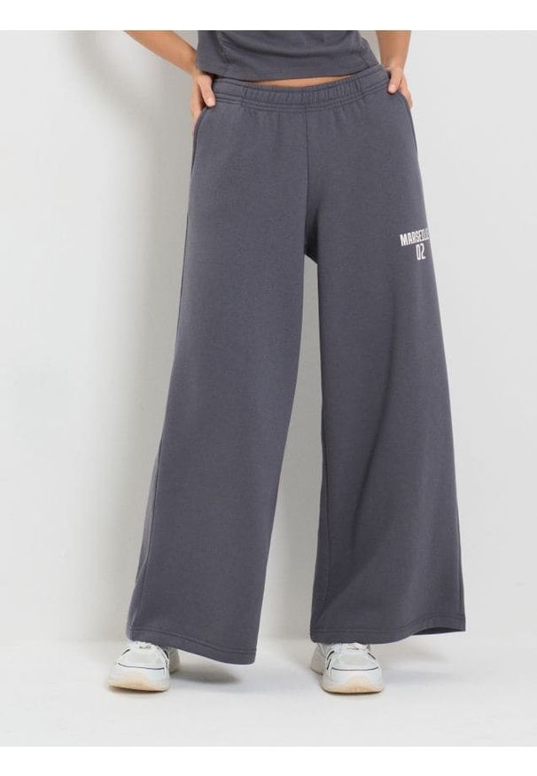 Sinsay - Spodnie dresowe wide leg - niebieski. Kolor: niebieski. Materiał: dresówka