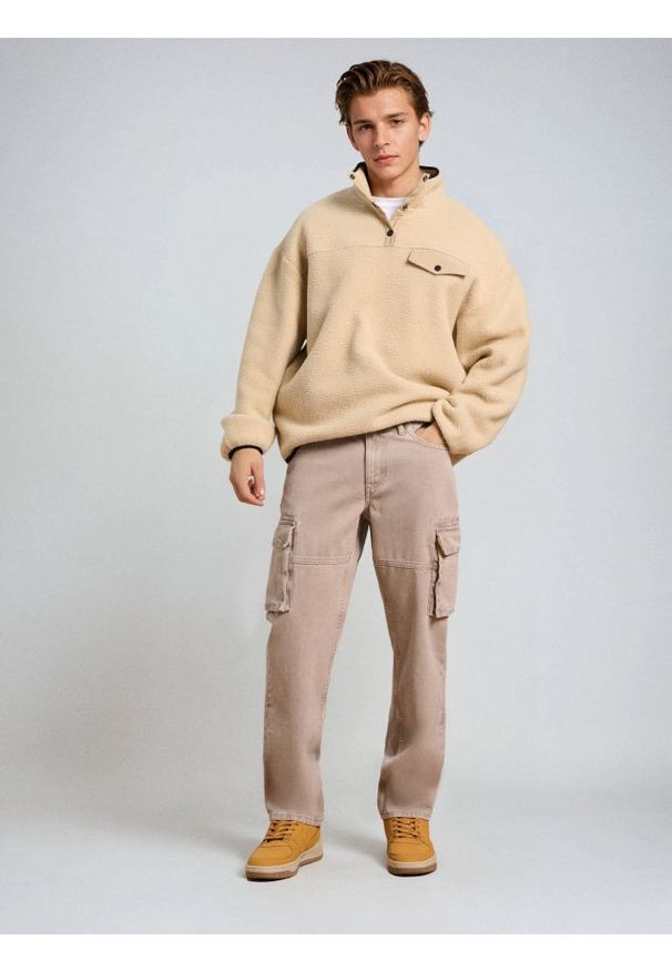 Sinsay - Jeansy cargo - beżowy. Kolor: beżowy
