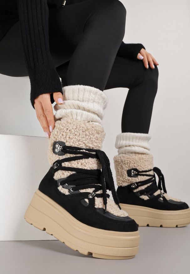 Renee - Czarne Śniegowce na Grubej Podeszwie ze Sznurowaną Cholewką z Futerkiem Zerisa. Okazja: na co dzień. Kolor: czarny. Materiał: futro. Szerokość cholewki: normalna. Wzór: aplikacja. Sezon: zima. Obcas: na platformie. Styl: elegancki, casual