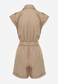 Renee - Beżowy Kombinezon Zapinany na Guziki z Krótkim Rękawem i Materiałowym Paskiem Tiamante. Okazja: na co dzień, na imprezę. Kolor: beżowy. Materiał: materiał. Długość rękawa: krótki rękaw. Długość: krótkie. Sezon: lato. Styl: klasyczny, casual #7