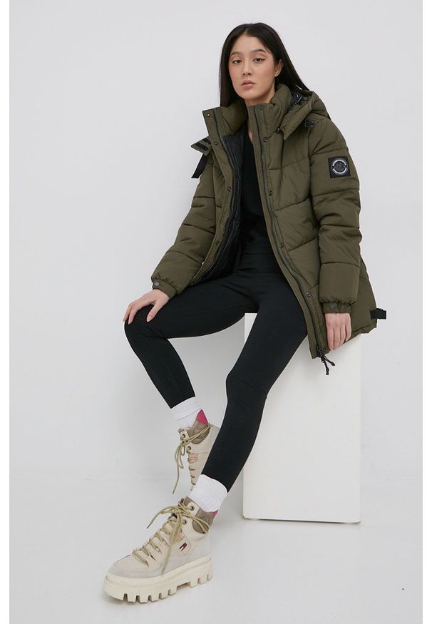 Superdry kurtka damska kolor zielony zimowa. Okazja: na co dzień. Kolor: zielony. Materiał: poliester, materiał. Wzór: gładki. Sezon: zima. Styl: casual